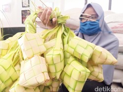 Perajin Ketupat di Banjarnegara Banjir Pesanan, Bikin 2 Ribu Ketupat Sehari!