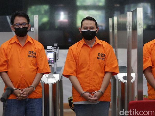 Potret Bupati Nganjuk Diborgol dan Berbaju Tahanan