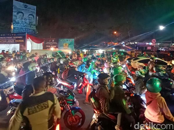 Potret Penumpukan Pemudik di Pos Tanjungpura
