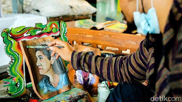 Potret Seniman di Tangerang Mengolah Limbah Menjadi Rupiah