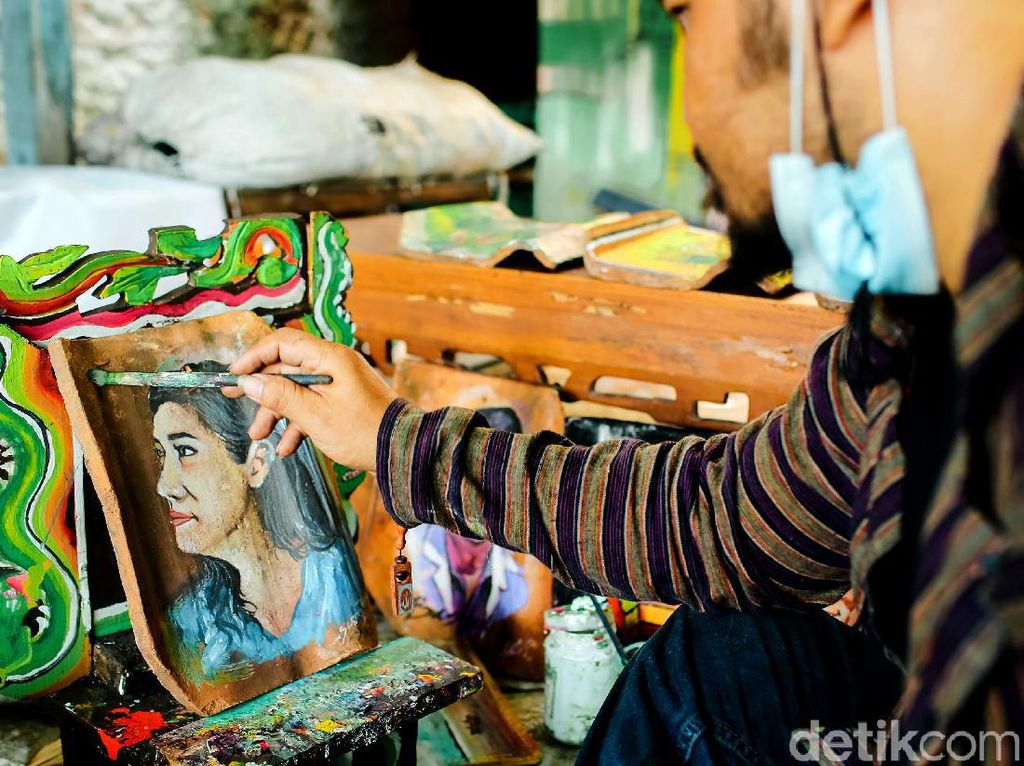 Potret Seniman di Tangerang Mengolah Limbah Menjadi Rupiah