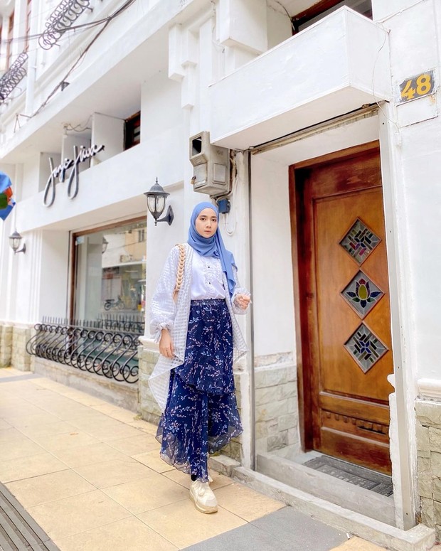 Rok flower asimetris/instagram.com/richaeu/ Rok flower asimetris