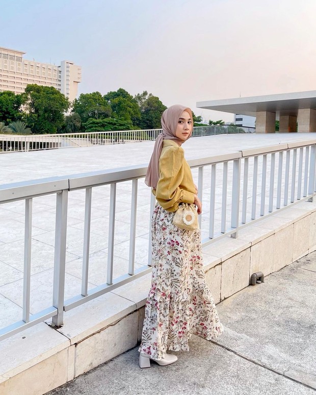 Rok flower dengan blouse simpel/instagram.com/richaeu/ Rok flower dengan blouse simpel