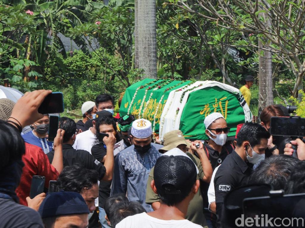 Ratusan Pelayat Antarkan Sapri Pantun ke Peristirahatan Terakhir Ratusan Pelayat Antarkan Sapri Pantun ke Peristirahatan Terakhir