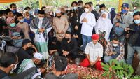 Ratusan Orang Hadiri Pemakaman Sapri Pantun