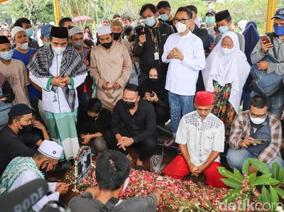 Ratusan Orang Hadiri Pemakaman Sapri Pantun