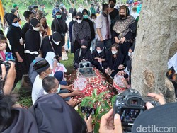 Ratusan Orang Antar Sapri Pantun ke Peristirahatan Terakhir