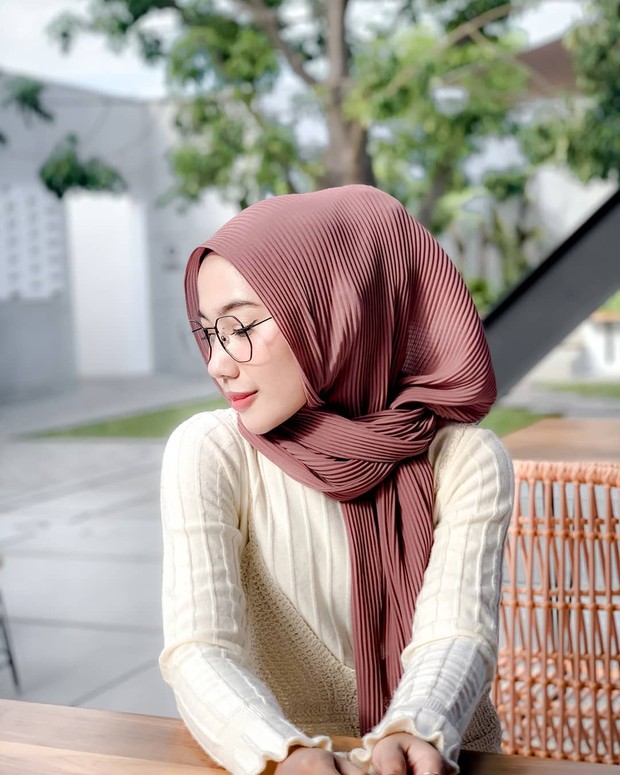 Satu sisi disilangkan ke belakang