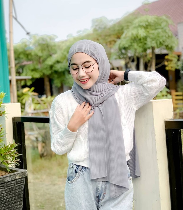 Satu sisi menjuntai ke depan