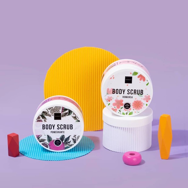 Scarlett Whitening Body Scrub/instagram.com/scarlett_whitening Scarlett Whitening Body Scrub yang membantu mencerahkan kulit kusam dengan cepat tanpa membuat kering dan iritasi.