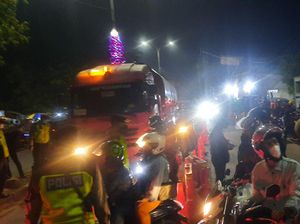 Polisi Izinkan Motor Pelat T Lewati Penyekatan Mudik Kedungwaringin