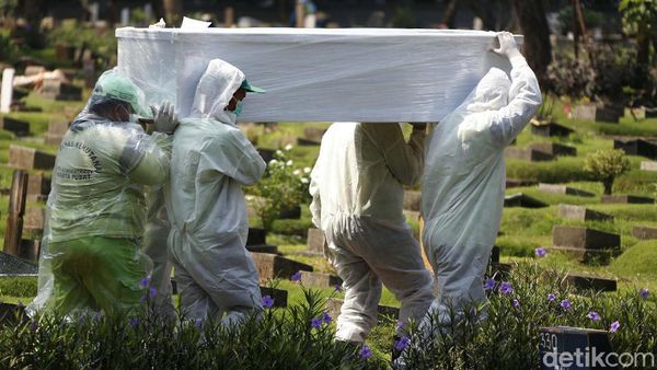 Potret Semangat Penggali Kuburan COVID-19 Meski Berpuasa