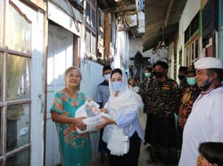 Bagi Sembako di Permukiman Padat, Titiek Minta Warga Doakan Pak Harto