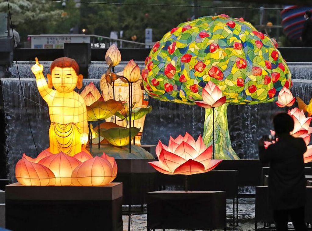 Warna-warni Lentera Hiasi Ulang Tahun Buddha di Korsel