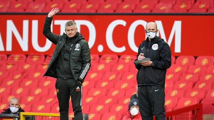 MANCHESTER, ENGLAND - MAY 11: Ole Gunnar Solskjaer, Manager of Manchester United reacts next to Fourth Official, Mike Dean (R) during the Premier League match between Manchester United and Leicester City at Old Trafford on May 11, 2021 in Manchester, England. Sporting stadiums around the UK remain under strict restrictions due to the Coronavirus Pandemic as Government social distancing laws prohibit fans inside venues resulting in games being played behind closed doors.  (Photo by Peter Powell - Pool/Getty Images)