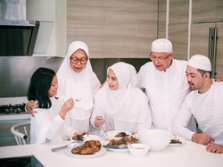 Adab Islam saat Bertamu dan Menjamu Makanan di Hari Raya Idul Fitri