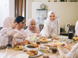Hadits Memuliakan Tamu dan Adabnya dalam Islam