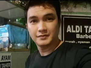 Aldi Taher Bikin Heboh, Minta Tolong di Pinggir Jalan Sambil Memelas Aldi Taher Bikin Heboh, Minta Tolong di Pinggir Jalan Sambil Memelas