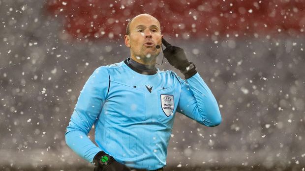 MUNICH, GERMANY - APRIL 07: Match Referee, Antonio Mateu Lahoz reacts during the UEFA Champions League Quarter Final match between FC Bayern Munich and Paris Saint-Germain at Allianz Arena on April 07, 2021 in Munich, Germany. Sporting stadiums around Germany remain under strict restrictions due to the Coronavirus Pandemic as Government social distancing laws prohibit fans inside venues resulting in games being played behind closed doors. (Photo by Alexander Hassenstein/Getty Images)