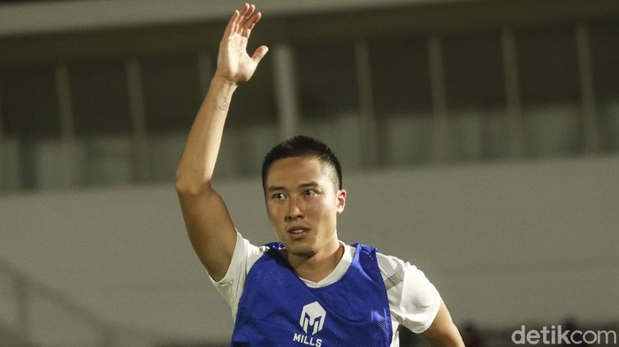 Arthur Irawan menjalani sesi latihan bersama timnas Indonesia di Stadion Madya, Jakarta, Selasa (11/5/2021)