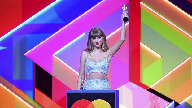 Dua Lipa accepts the award for Best Female Solo Artist during the Brit Awards 2021 at the O2 Arena, London, Tuesday, May 11, 2021. (Ian West/PA via AP)