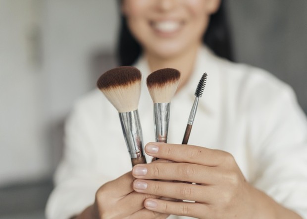 Membersihkan brush enggak cukup hanya dengan air saja lho, Beautynesian. Oleh sebab itu, kamu perlu menggunakan cleanser atau sabun.