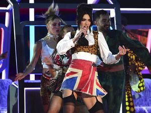 Gaya Unik Dua Lipa di Brit Awards 2021, Penghormatan untuk Amy Winehouse Gaya Unik Dua Lipa di Brit Awards 2021, Penghormatan untuk Amy Winehouse