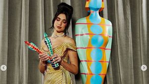 Foto: Gaya Memukau Dua Lipa di Brit Awards, Terinspirasi Amy Winehouse