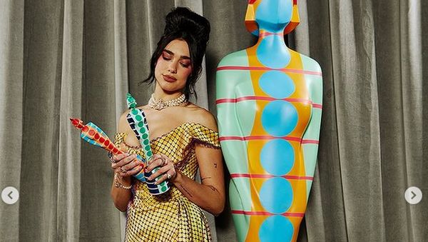 Foto: Gaya Memukau Dua Lipa di Brit Awards, Terinspirasi Amy Winehouse
