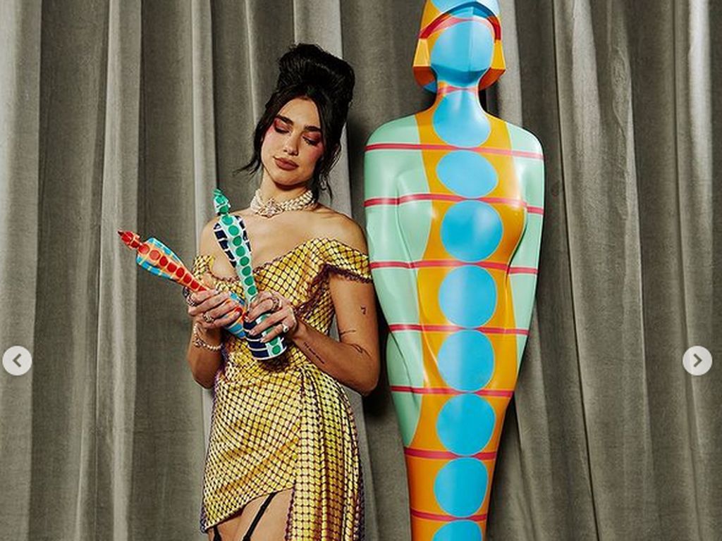 Foto: Gaya Memukau Dua Lipa di Brit Awards, Terinspirasi Amy Winehouse