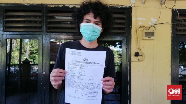 Editor detikcom di Surabaya, Suki (32), mengalami tindak pengeroyokan sejumlah orang tak dikenal, Rabu (12/5) dininhari tadi. Ia diduga dihajar sebanyak 3-4 orang. Akibatnya bibir, bagian wajah dan tangan Suki mengalami luka memar.