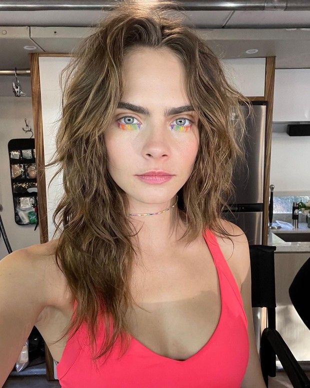 Inspirasi gaya rambut dari seleb Hollywood Cara Delevingne.