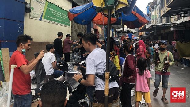 Pasar Tanah Abang, Jakarta Pusat, mulai ditutup pada hari ini (12/5) hingga 18 Mei mendatang. Dari pantauan di lapangan, gedung Blok B, C, D, hingga Metro tertutup rapat.