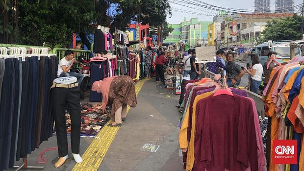 Pasar Tanah Abang, Jakarta Pusat, mulai ditutup pada hari ini (12/5) hingga 18 Mei mendatang. Dari pantauan di lapangan, gedung Blok B, C, D, hingga Metro tertutup rapat.