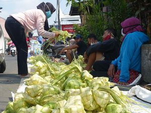 H-1 Lebaran, Penjualan Kulit Ketupat Lesu H-1 Lebaran, Penjualan Kulit Ketupat Lesu