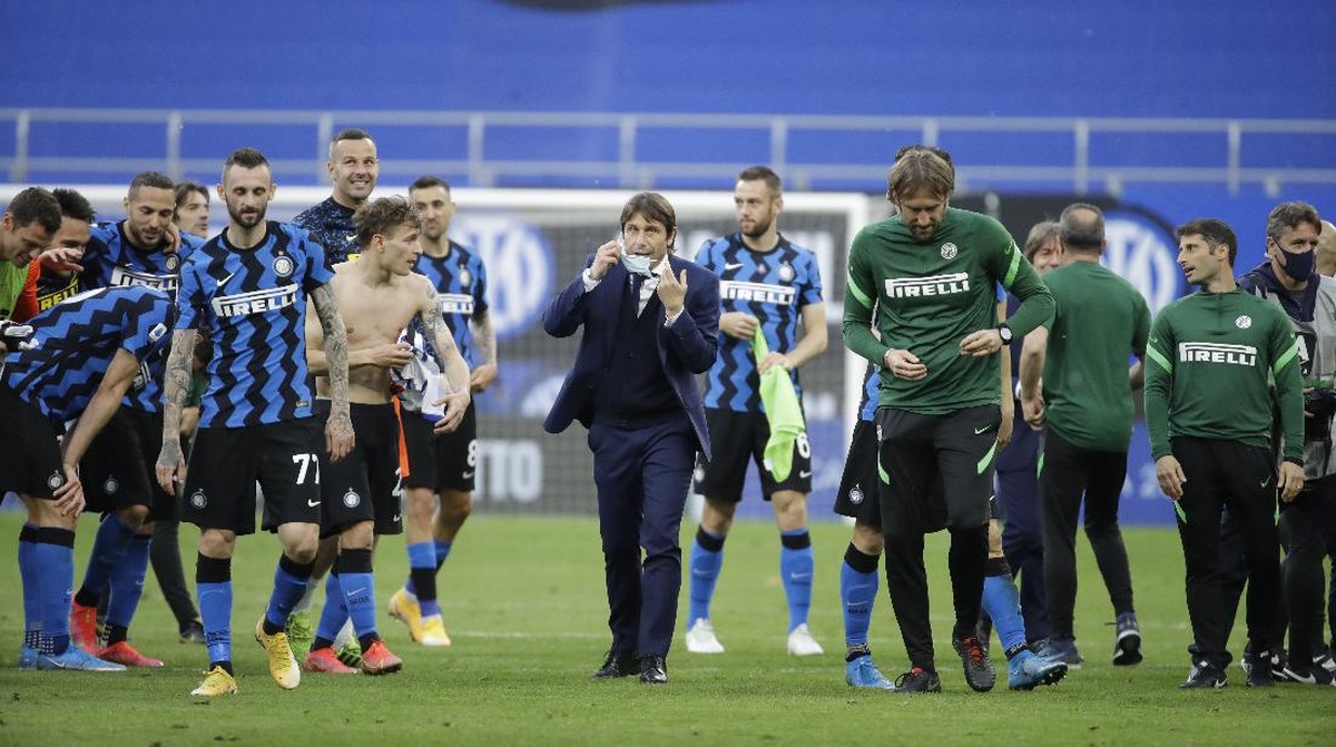 Inter Milan harus bisa melunasi tunggakan gaji sampai akhir Mei 2021. (Foto: AP/Luca Bruno)