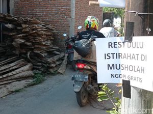 Warga Cirebon Sediakan Kopi Gratis Bagi Pemudik yang Melintasi Jalur Tikus Warga Cirebon Sediakan Kopi Gratis Bagi Pemudik yang Melintasi Jalur Tikus