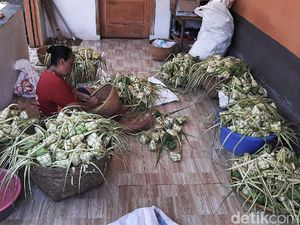 Jelang Lebaran, Warga Kampung Ketupat Bogor Banjir Orderan