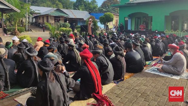 Jemaah And-Nadzir saat melaksanakan Salat IdulFitri di Kelurahan Romang Lompoa, Kecamatan Somba Opu, Kabupaten Gowa, Sulawesi Selatan. (Foto: Muhammad Ilham)