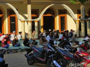 Jemaah Ponpes Mahfilud Duror Jember Salat Id Hari Ini