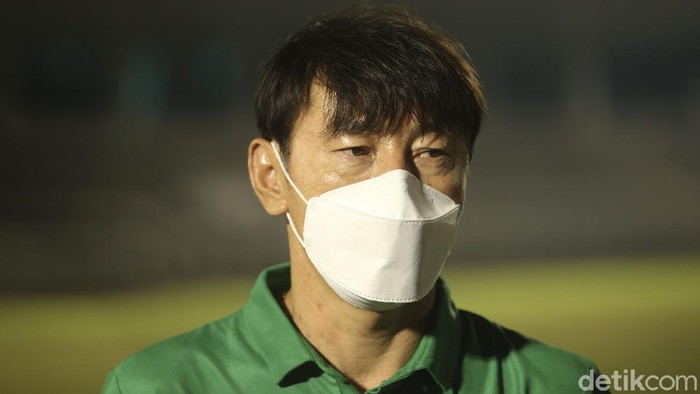 Sejumlah pemain Tim Nasional Indonesia melakukan sesi latihan di Stadion Madya, Jakarta, Selasa (11/5/2021). Latihan tersebut dipantau langsung Ketua Umum PSSI Mohammad Iriawan dan Kaesang Pangarep.
