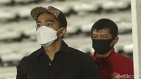 Keduanya lantas duduk di kursi penonton dengan menerapkan protokol kesehatan, mereka terlihat fokus memantau jalannya latihan. Kedatangan Kaesang dikatakannya untuk memantau salah satu pemain Persis Solo yang mengikuti TC Timnas yaitu Irfan Jauhari.  