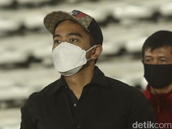 Tangan Kaesang Bikin Salfok saat Datang ke Acara Ultah, Rangkul Nadya Arifta?