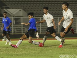 Usai melakukan pemanasan para pemain melakukan berbagai skema latihan salah satunya finishing.  