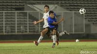 Latihan dilanjutkan dengan membagi tim menjadi dua kesebelasan dan melakukan pertandingan uji coba.  