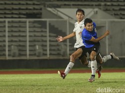 Latihan dilanjutkan dengan membagi tim menjadi dua kesebelasan dan melakukan pertandingan uji coba.  