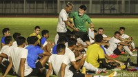 Pantauan Detikcom para pemain tiba di stadion Madya pukul 20.00 WIB dan langsung melaksanakan pemanasan.  