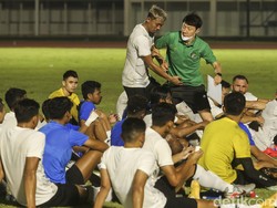 Pantauan Detikcom para pemain tiba di stadion Madya pukul 20.00 WIB dan langsung melaksanakan pemanasan.  