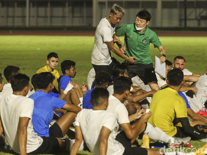 Sejumlah pemain Tim Nasional Indonesia melakukan sesi latihan di Stadion Madya, Jakarta, Selasa (11/5/2021). Latihan tersebut dipantau langsung Ketua Umum PSSI Mohammad Iriawan dan Kaesang Pangarep.