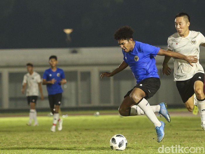 Sejumlah pemain Tim Nasional Indonesia melakukan sesi latihan di Stadion Madya, Jakarta, Selasa (11/5/2021). Latihan tersebut dipantau langsung Ketua Umum PSSI Mohammad Iriawan dan Kaesang Pangarep.